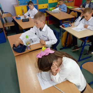 pokaż obrazek - Uczniowie piszą test