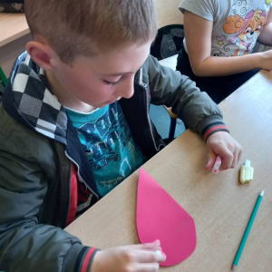 pokaż obrazek - Uczniowie przygotowują zaproszenia