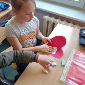 pokaż obrazek - Uczniowie przygotowują zaproszenia
