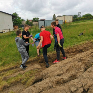 pokaż obrazek - Uczniowie przygotowują teren