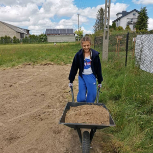 pokaż obrazek - Uczniowie przygotowują teren