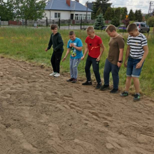 pokaż obrazek - Uczniowie przygotowują teren