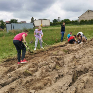 pokaż obrazek - Uczniowie przygotowują teren