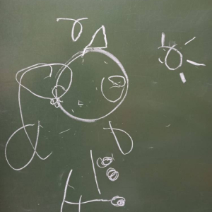 pokaż obrazek - Dziecko rysuje na tablicy