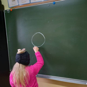 pokaż obrazek - Dziecko rysuje na tablicy