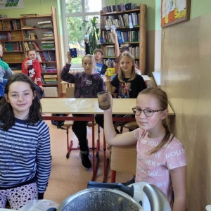 pokaż obrazek - Uczniowie piją owocowy koktajl