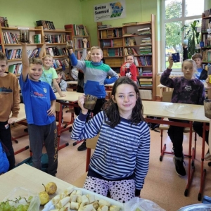 pokaż obrazek - Uczniowie piją owocowy koktajl