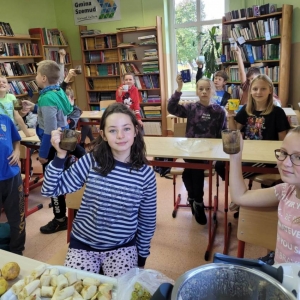 pokaż obrazek - Uczniowie piją owocowy koktajl