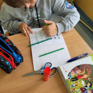 pokaż obrazek - Uczniowie wypełniają karty pracy