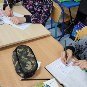 pokaż obrazek - Uczniowie wypełniają karty pracy