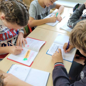 pokaż obrazek - Uczniowie pracują w zespołach