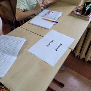 pokaż obrazek - Uczniowie pracują w zespołach