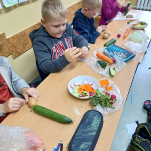 pokaż obrazek - Uczniowie robią ziemniaczanego stworka