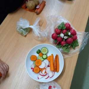 pokaż obrazek - Uczniowie robią ziemniaczanego stworka