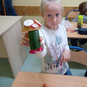 pokaż obrazek - Uczniowie robią ziemniaczanego stworka
