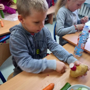 pokaż obrazek - Uczniowie robią ziemniaczanego stworka
