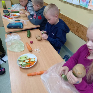pokaż obrazek - Uczniowie robią ziemniaczanego stworka