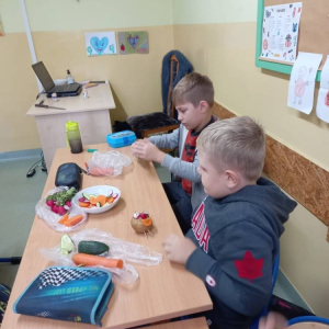 pokaż obrazek - Uczniowie robią ziemniaczanego stworka