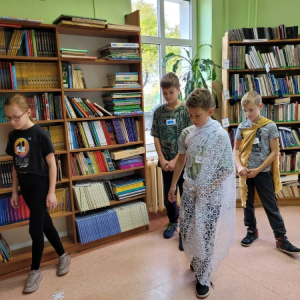 pokaż obrazek - Teatralna wersja mitu o Demeter i Korze przygotowana przez klasę 5