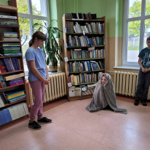 pokaż obrazek - Teatralna wersja mitu o Demeter i Korze przygotowana przez klasę 5