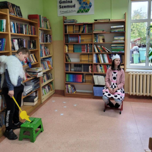 pokaż obrazek - Teatralna wersja mitu o Demeter i Korze przygotowana przez klasę 5
