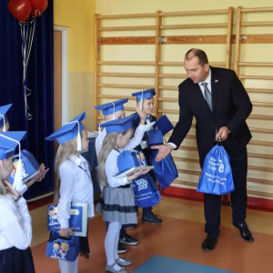 pokaż obrazek - Wręczenie dyplomów i upominków