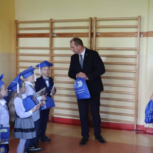 pokaż obrazek - Wręczenie dyplomów i upominków