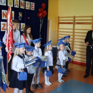 pokaż obrazek - Wręczenie dyplomów i upominków