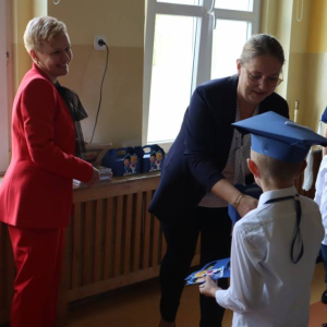 pokaż obrazek - Wręczenie dyplomów i upominków