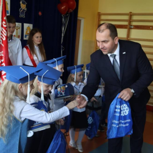 pokaż obrazek - Wręczenie dyplomów i upominków