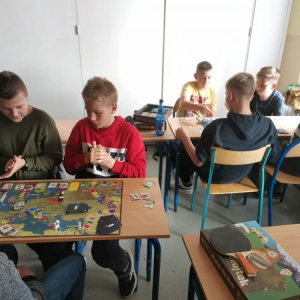 pokaż obrazek - Uczniowie grają