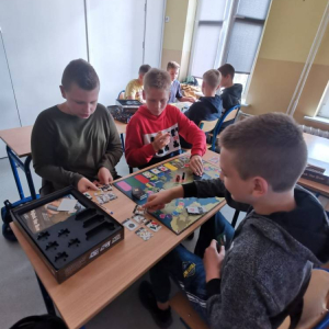 pokaż obrazek - Uczniowie grają