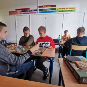 pokaż obrazek - Uczniowie grają