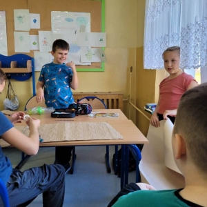 pokaż obrazek - Uczniowie tworzą portret pana Kleksa