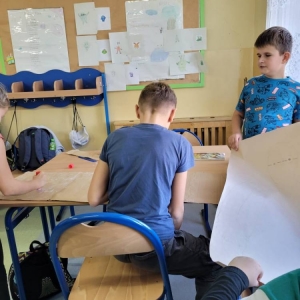 pokaż obrazek - Uczniowie tworzą portret pana Kleksa