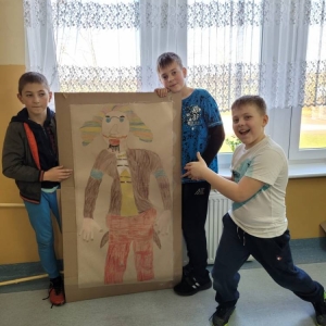 pokaż obrazek - Uczniowie prezentują portret pana Kleksa