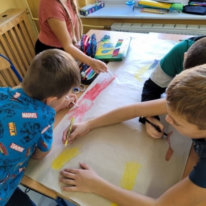 pokaż obrazek - Uczniowie tworzą portret pana Kleksa