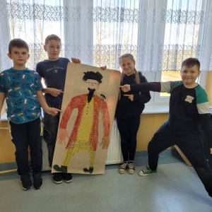 pokaż obrazek - Uczniowie prezentują portret pana Kleksa