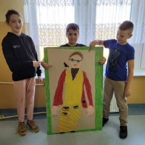 pokaż obrazek - Uczniowie prezentują portret pana Kleksa