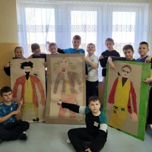 pokaż obrazek - Uczniowie prezentują portret pana Kleksa
