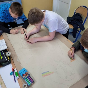 pokaż obrazek - Uczniowie tworzą portret pana Kleksa