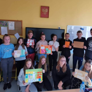 pokaż obrazek - Uczniowie prezentują swoje prace