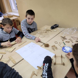 pokaż obrazek - Uczniowie tworzą modele