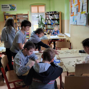 pokaż obrazek - Uczniowie tworzą modele