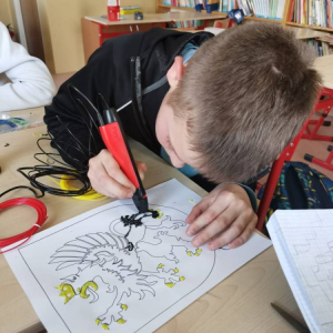 pokaż obrazek - Uczniowie wykonują symbole Kaszub