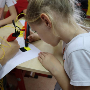 pokaż obrazek - Uczniowie wykonują symbole Kaszub