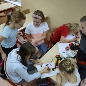 pokaż obrazek - Uczniowie wykonują symbole Kaszub
