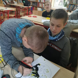 pokaż obrazek - Uczniowie wykonują symbole Kaszub