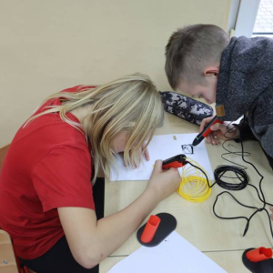 pokaż obrazek - Uczniowie wykonują symbole Kaszub