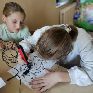 pokaż obrazek - Uczniowie wykonują symbole Kaszub